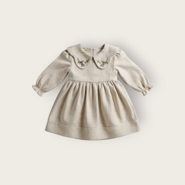 Кремов фустан со цвет